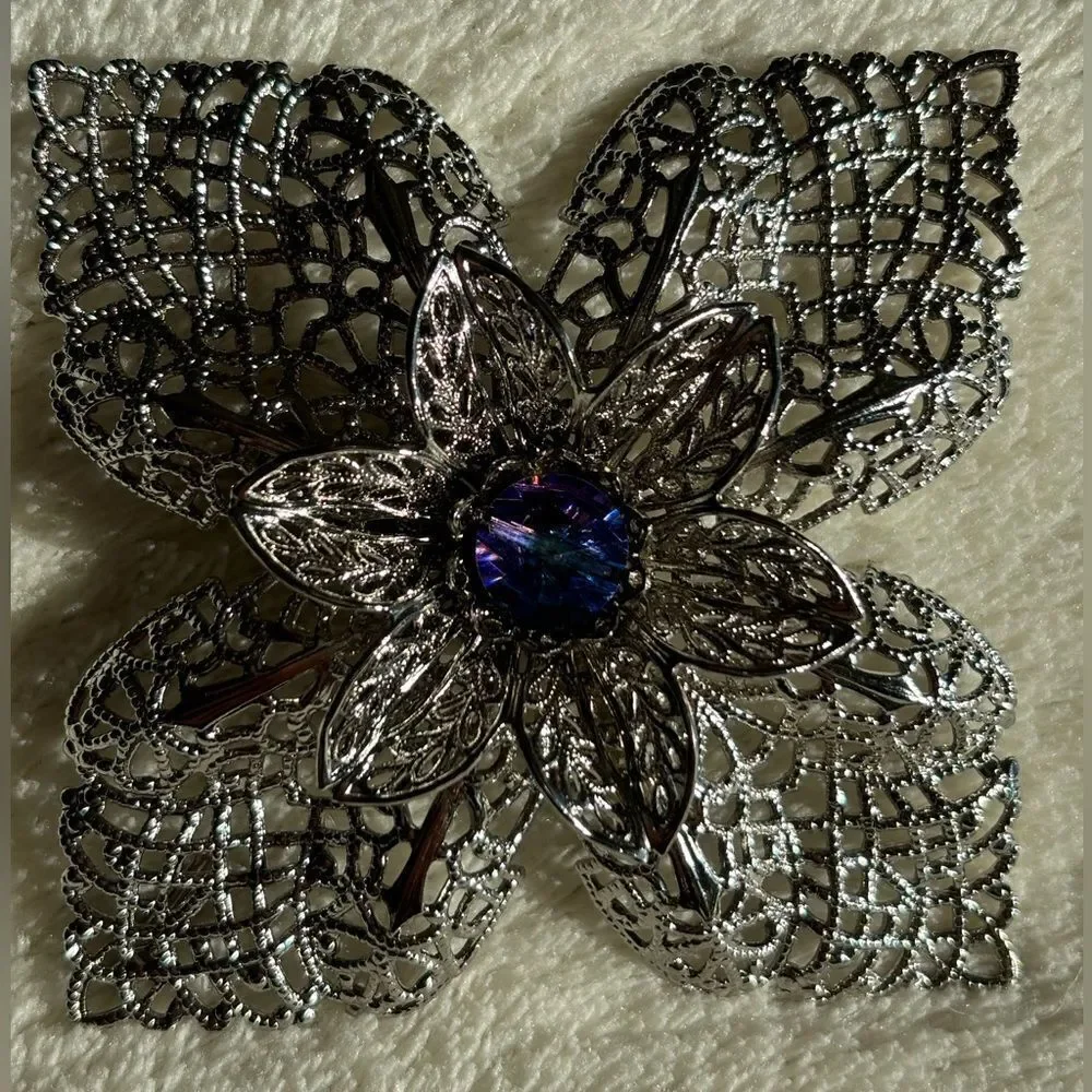 Brooch Flower Rhinestone Center‎ Filigree Vintage Silver cottagecore  jewlery